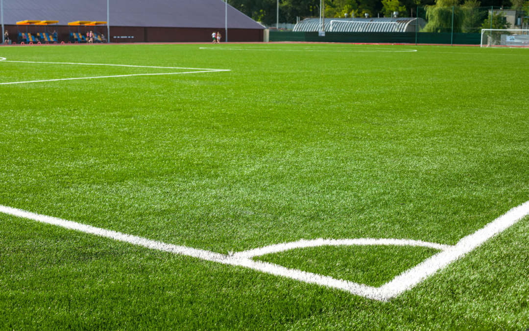 Guía de mantenimiento de campos de fútbol con césped artificial